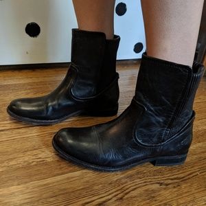 Black leather short FRYE boots 7.5